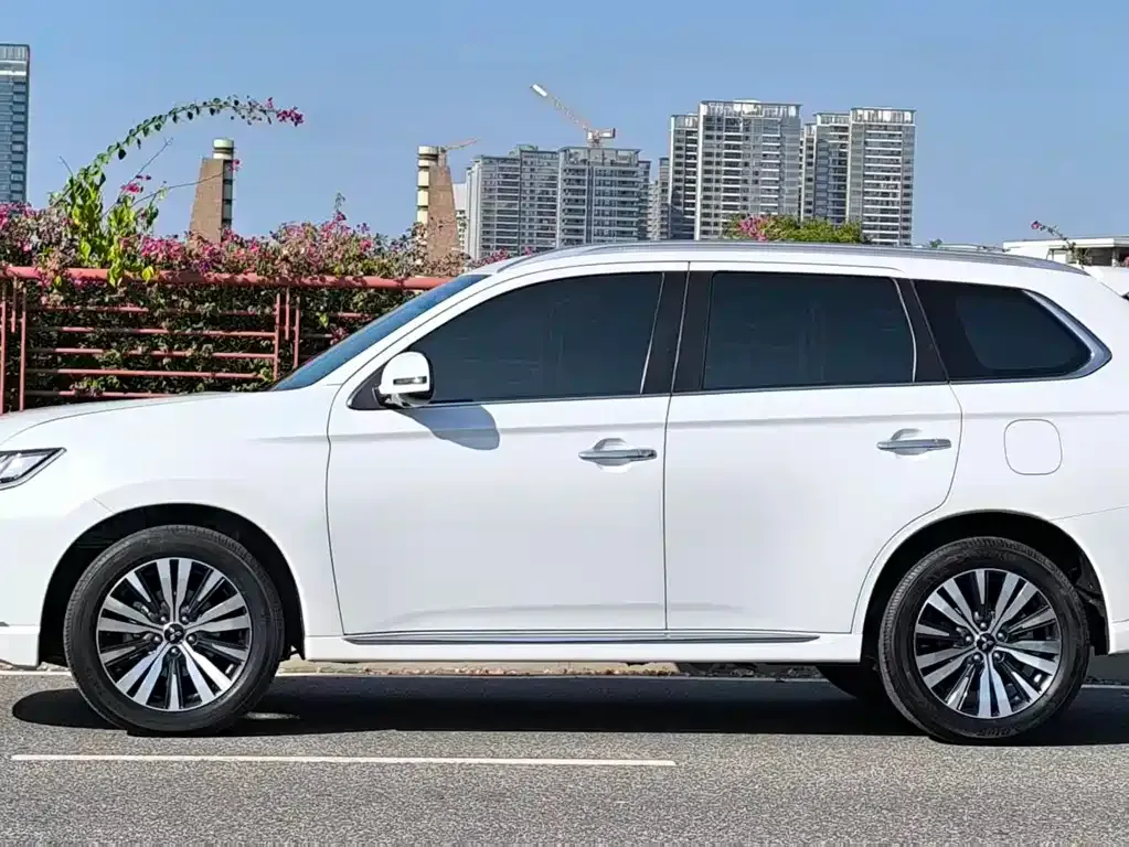 Mitsubishi Outlander — фото 8
