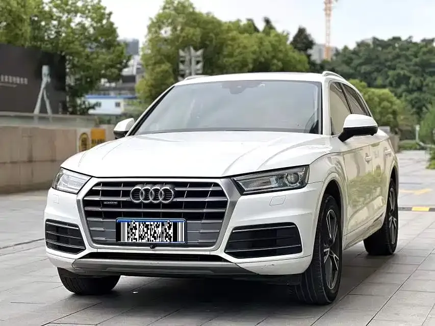 Audi Q5L — фото 1