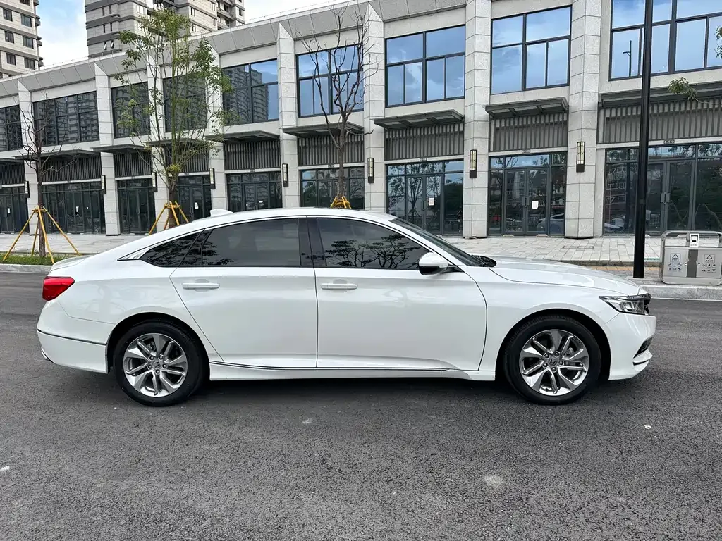 Honda Accord — фото 9