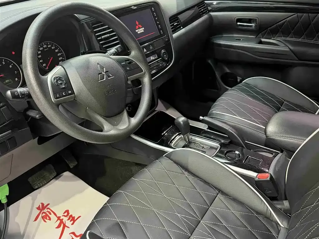 Mitsubishi Outlander — фото 7