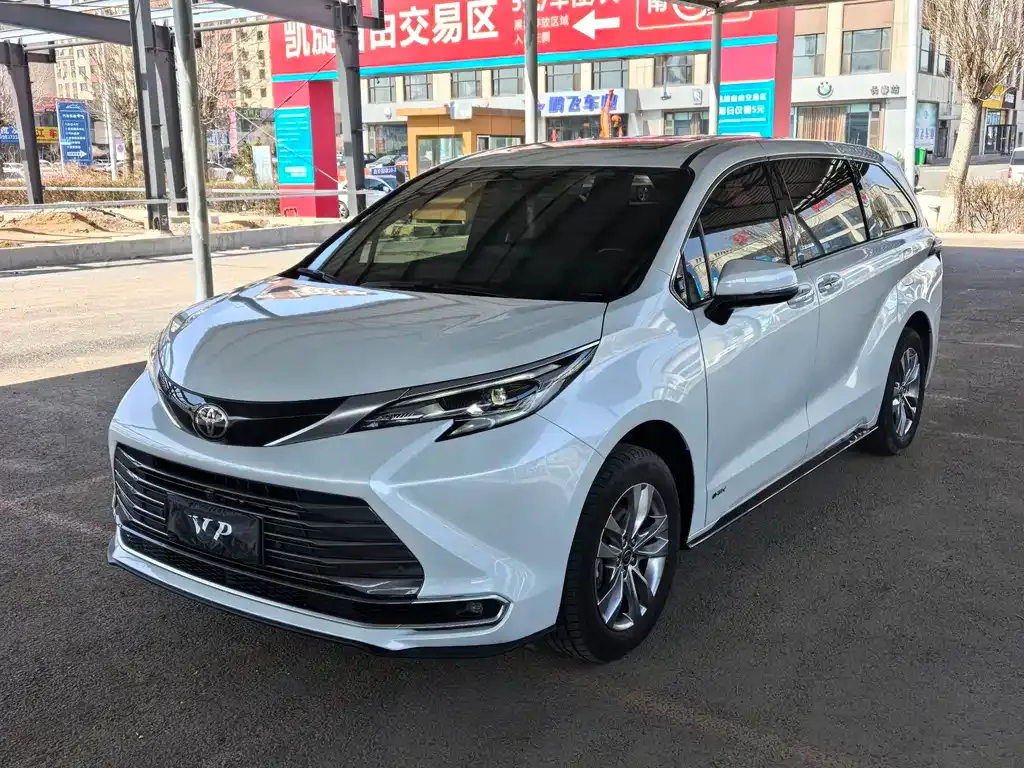 Toyota Sienna — фото 1
