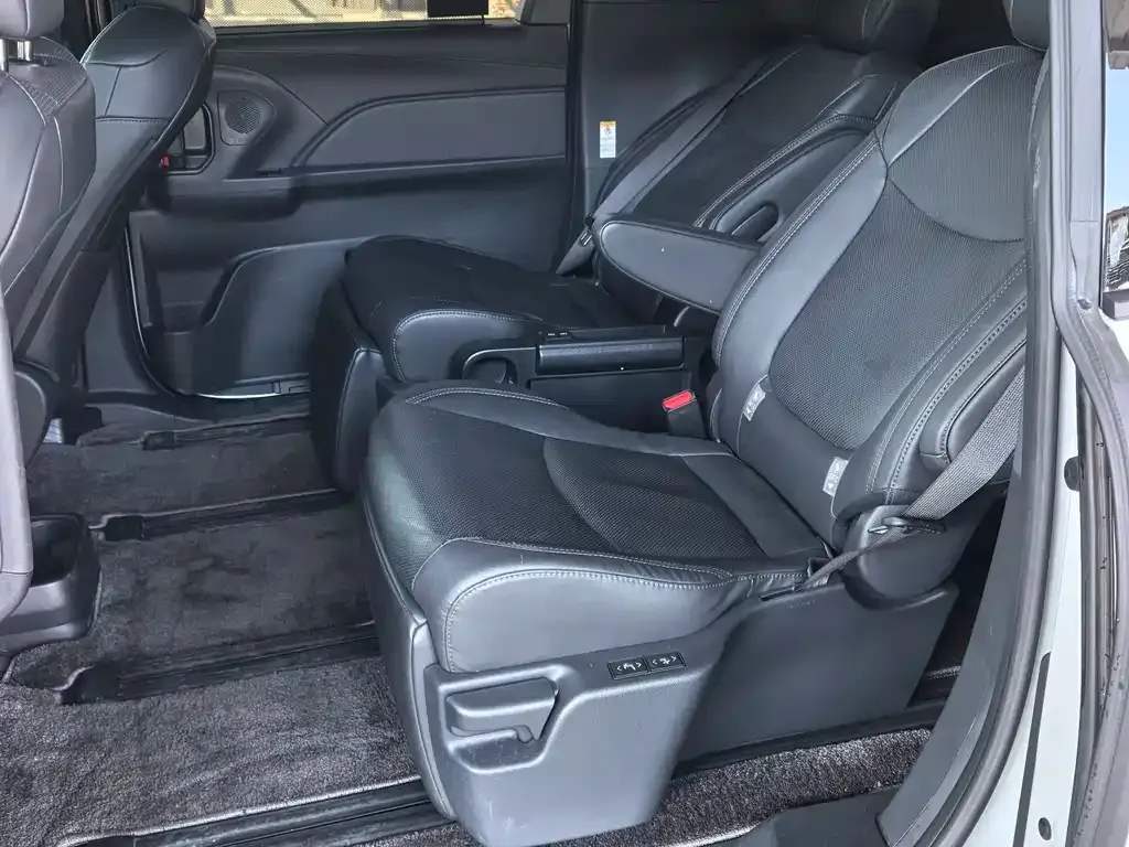 Toyota Sienna — фото 8