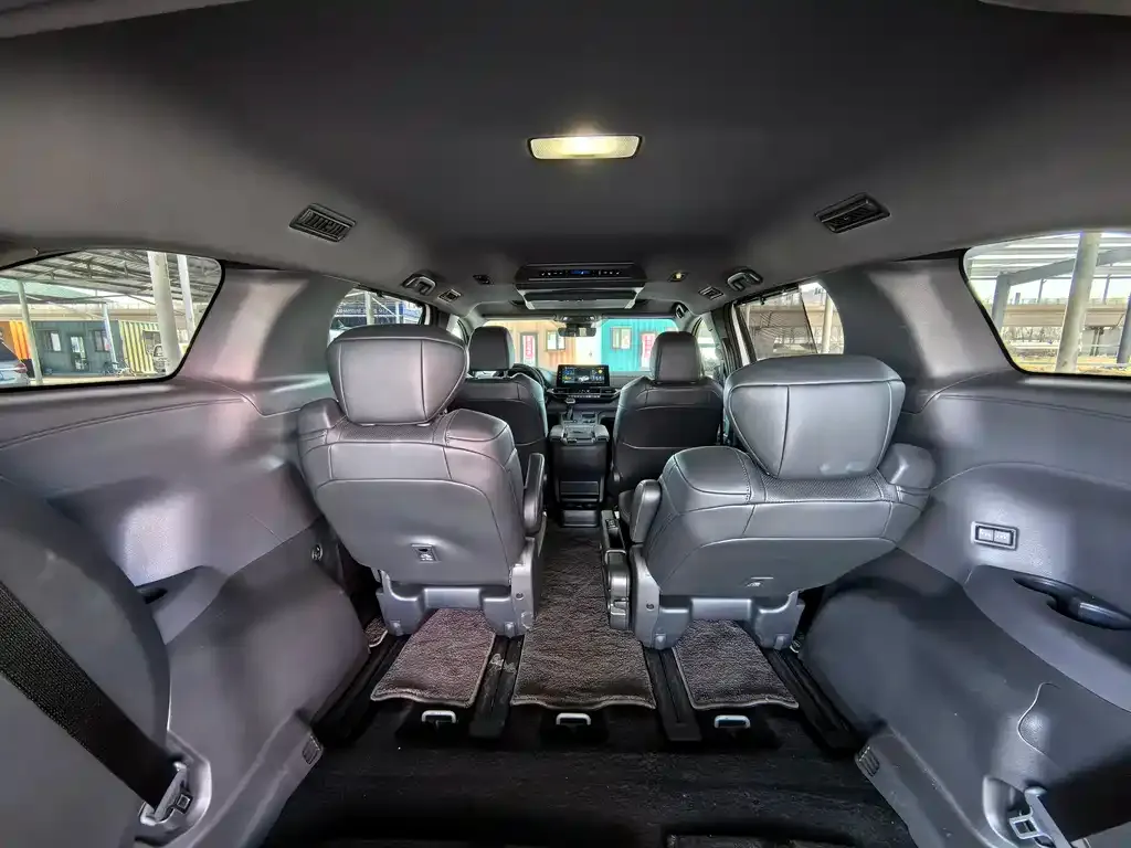 Toyota Sienna — фото 2