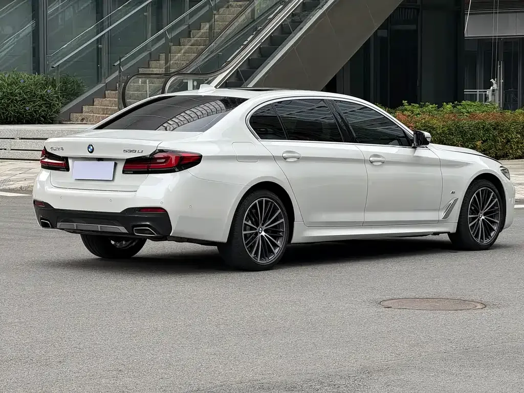 BMW 5 Series — фото 7