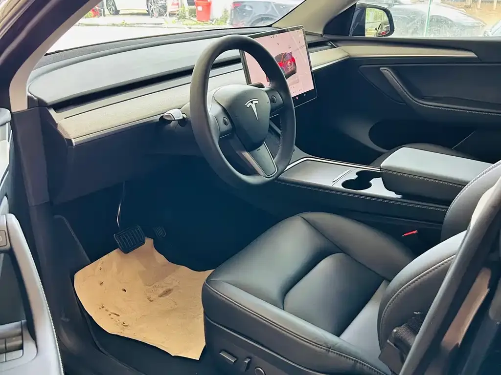 Tesla Model Y — фото 6