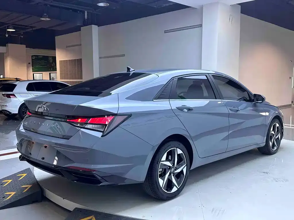 Hyundai Elantra — фото 5
