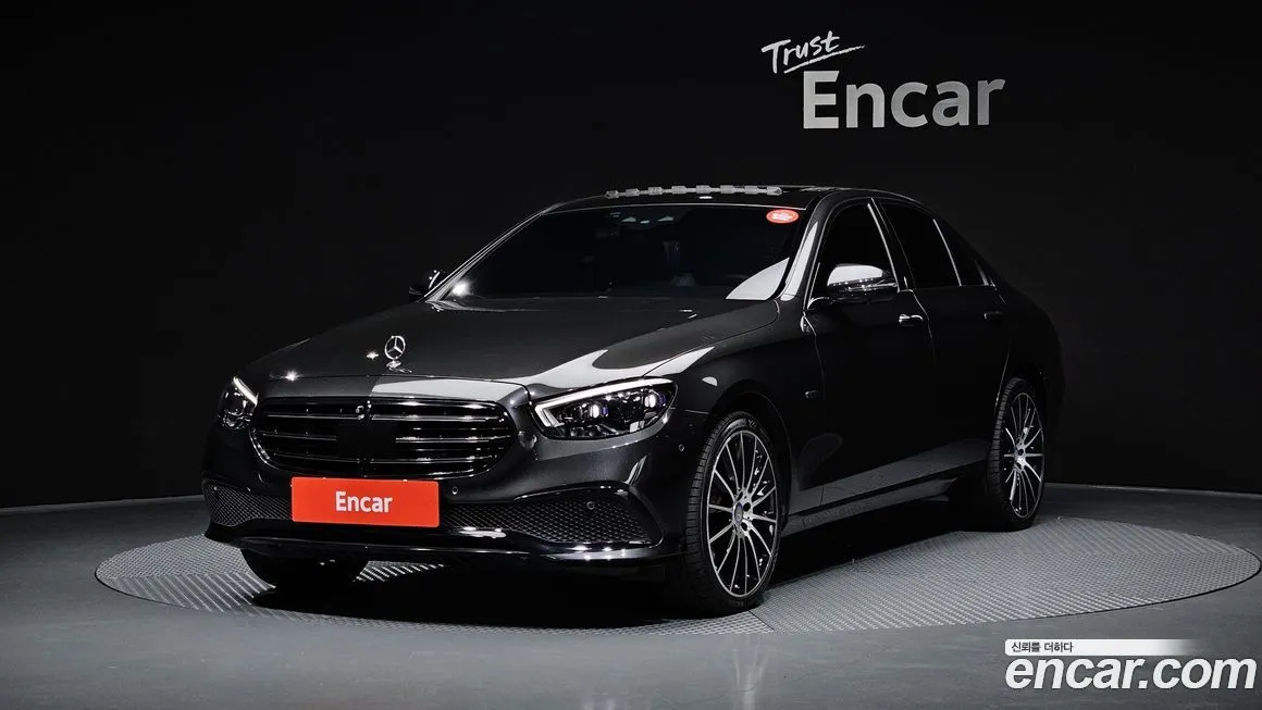 Mercedes-Benz E-Class — фото 1
