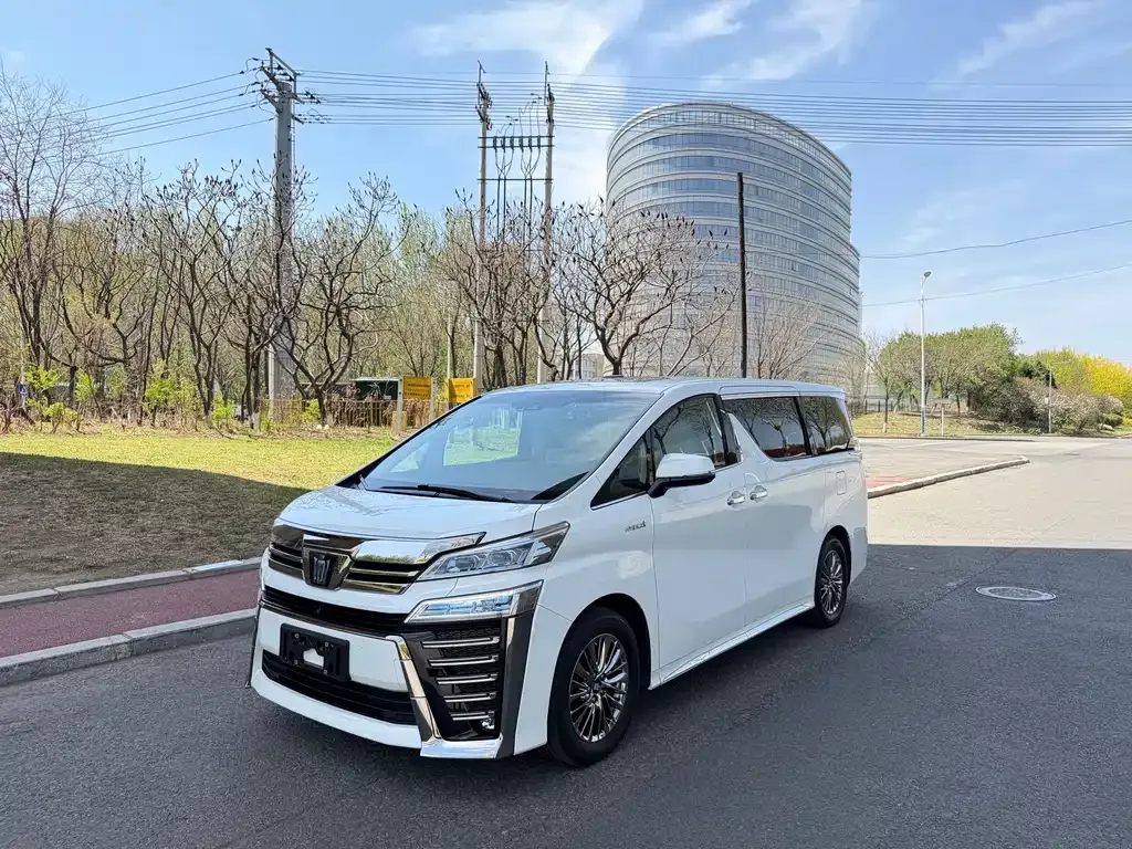 Toyota Vellfire — фото 1