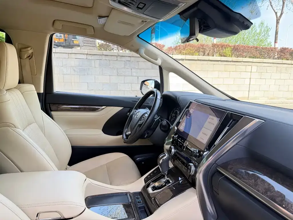 Toyota Vellfire — фото 2