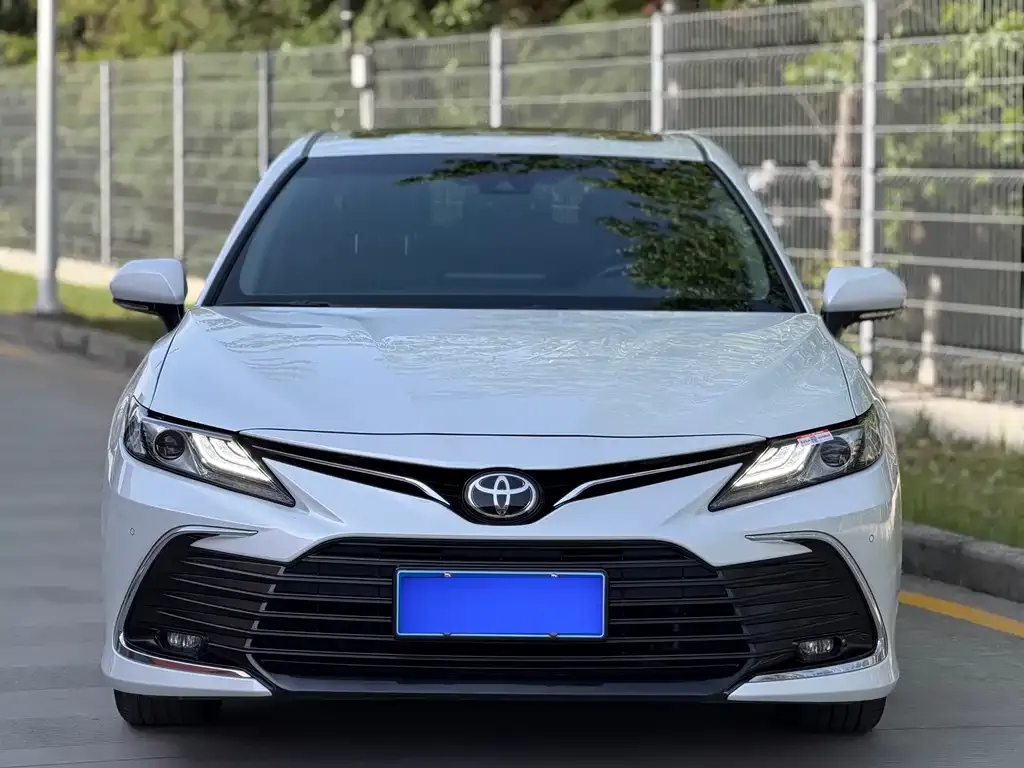 Toyota Camry — фото 2