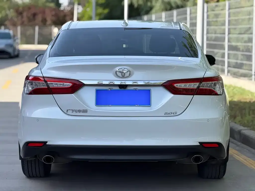 Toyota Camry — фото 9