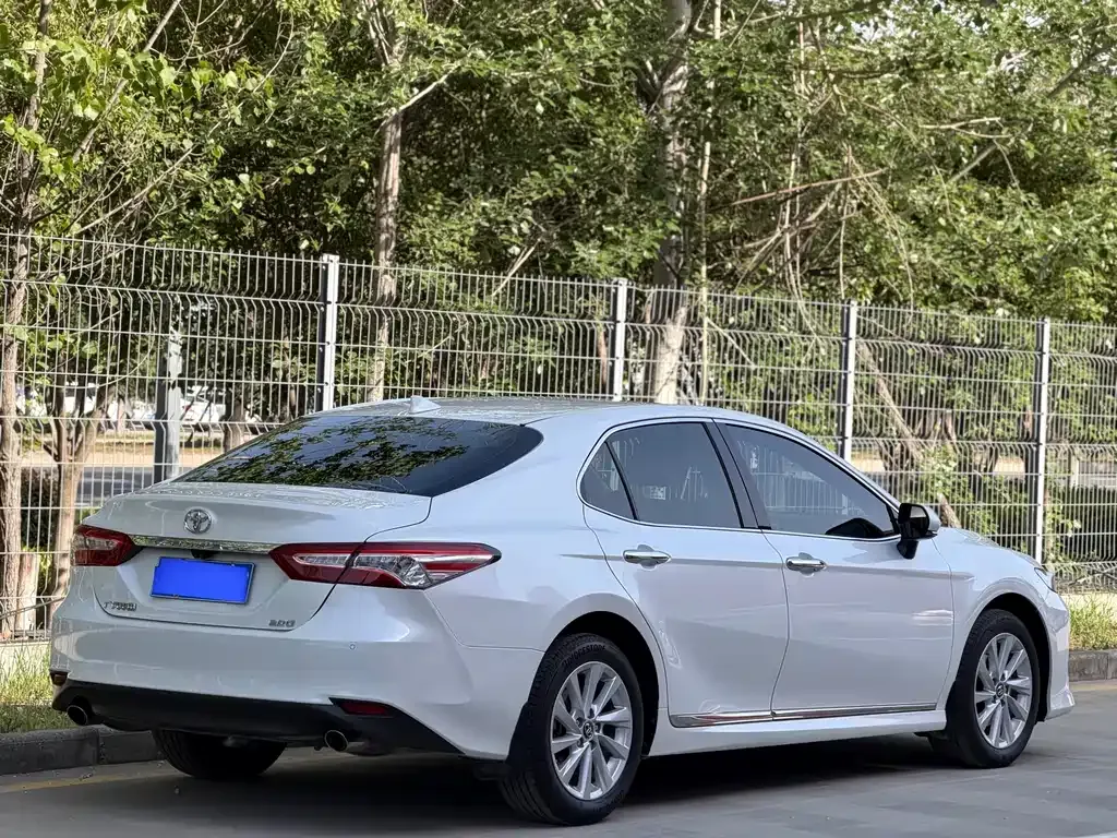 Toyota Camry — фото 8