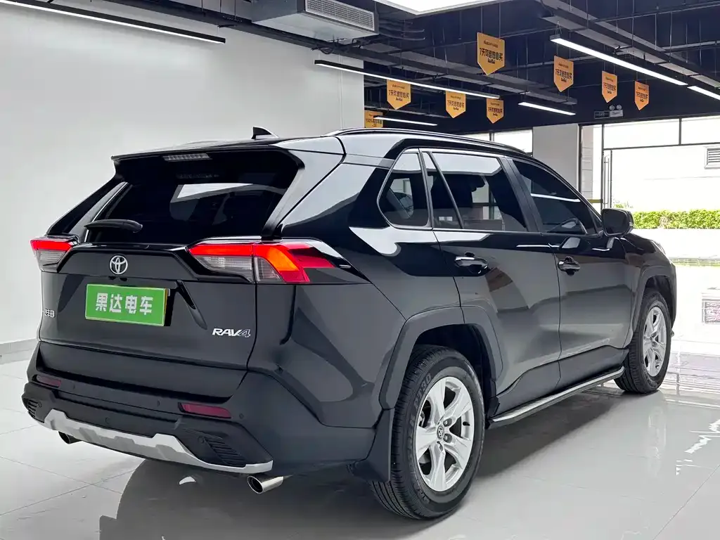 Toyota RAV4 — фото 8