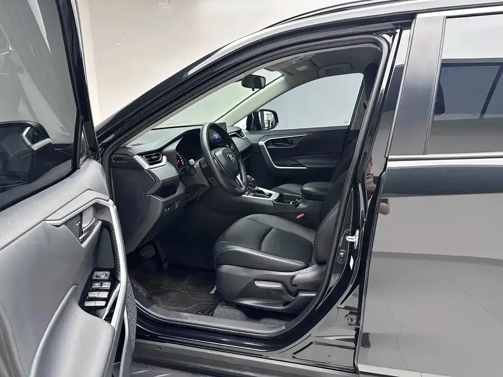 Toyota RAV4 — фото 10