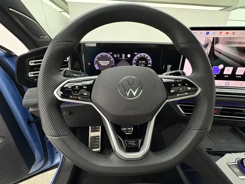 Volkswagen Tiguan L — фото 10