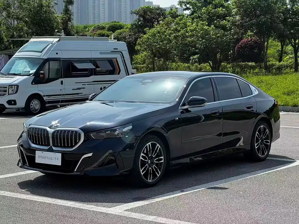 BMW 5 Series — фото 1