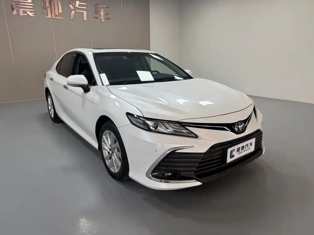 Toyota Camry — фото 2