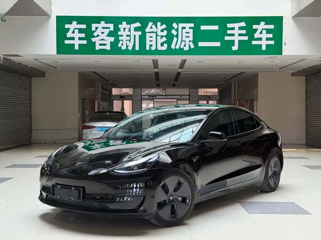 Tesla Model 3 — фото 1