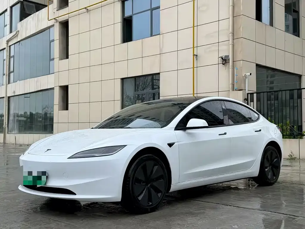 Tesla Model 3 — фото 1
