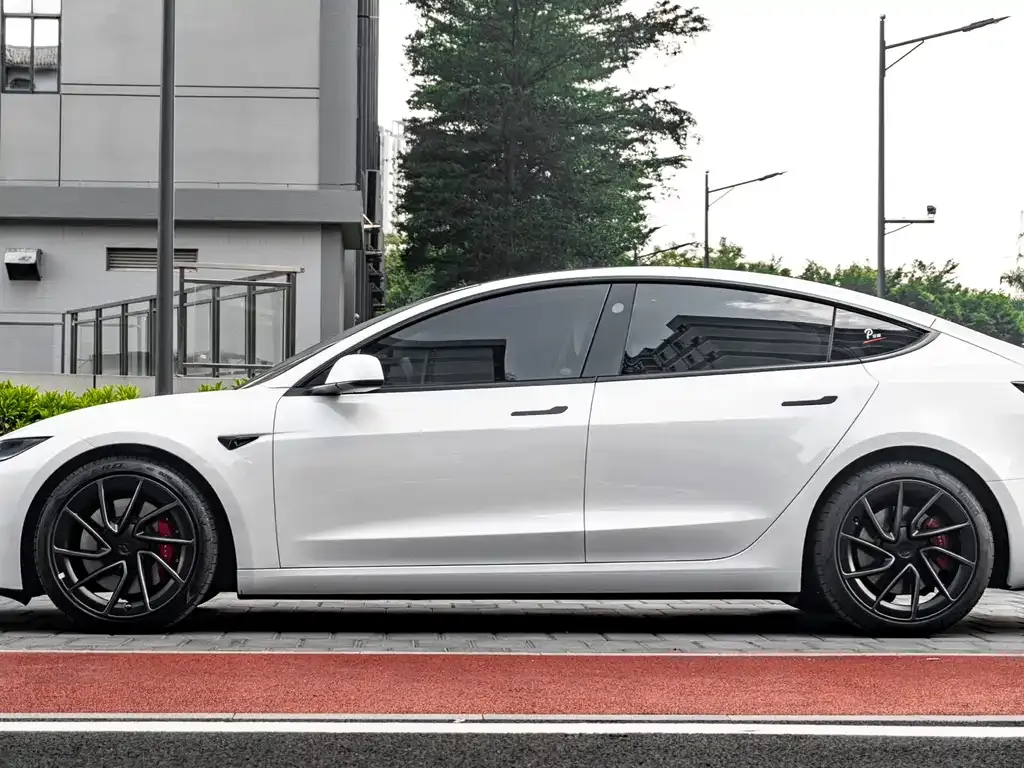 Tesla Model 3 — фото 4