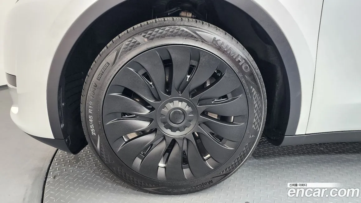 Tesla Model Y — фото 7