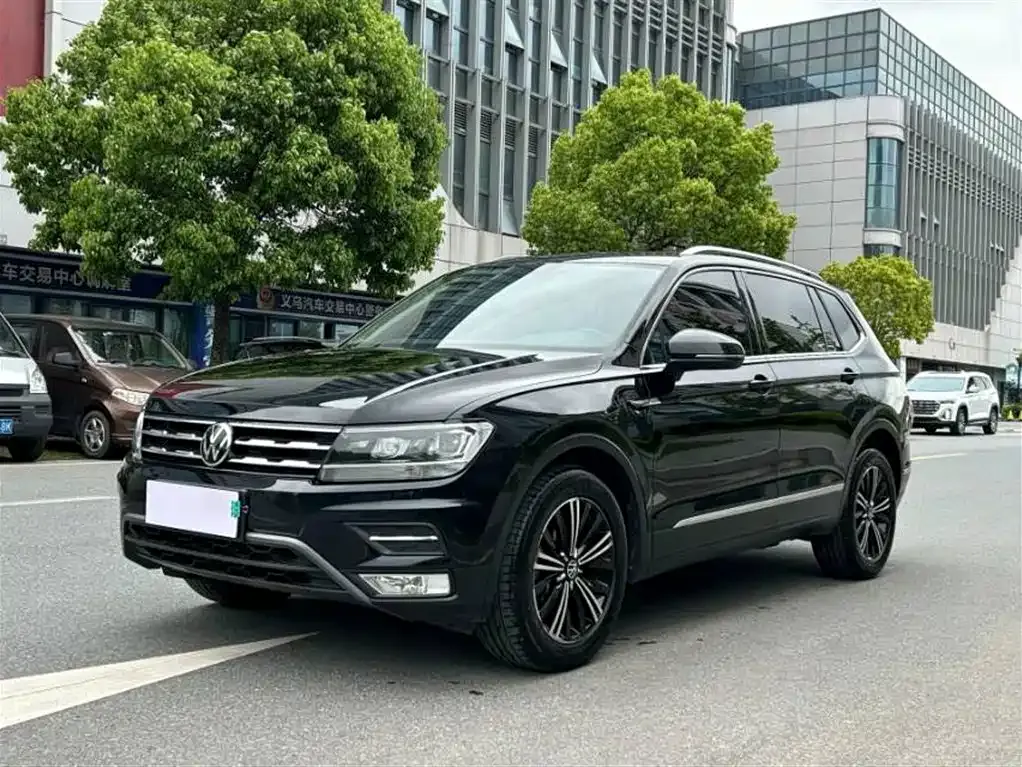 Volkswagen Tiguan L — фото 1