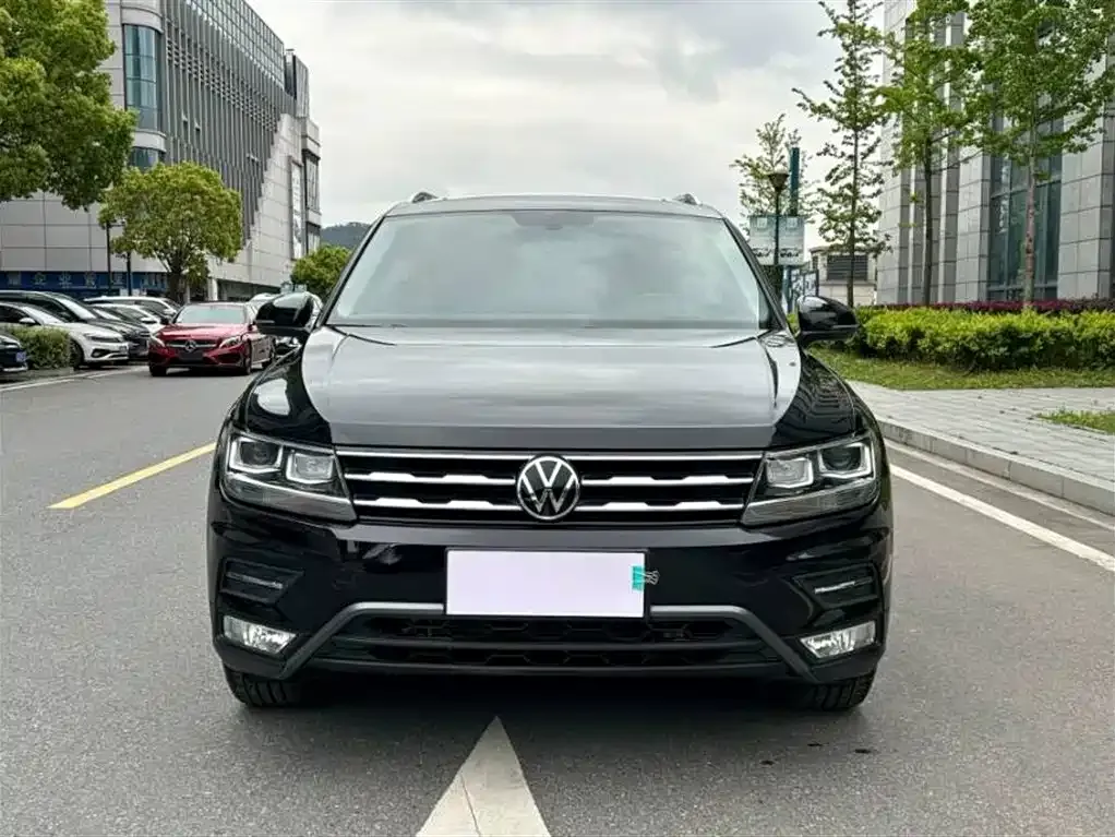 Volkswagen Tiguan L — фото 9