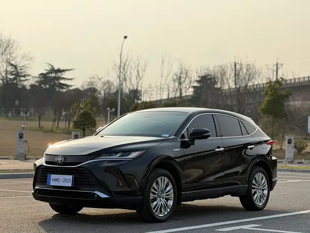Toyota Harrier — фото 1