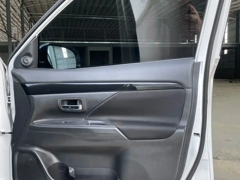 Mitsubishi Outlander — фото 2