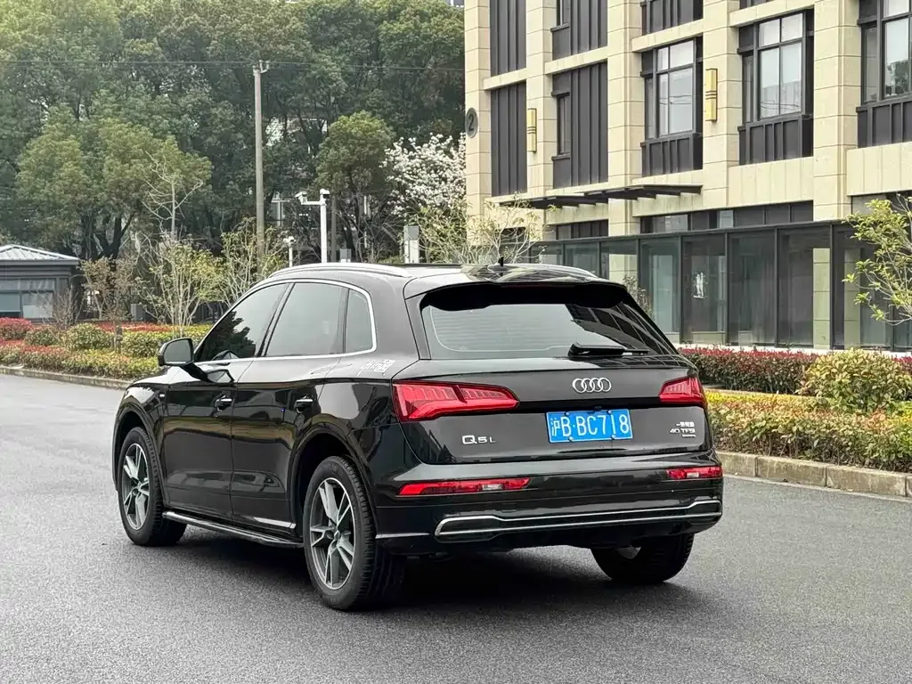 Audi Q5L — фото 10