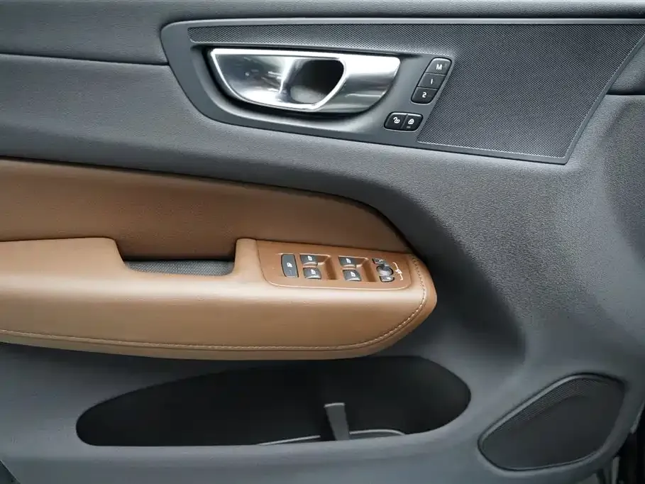 Volvo XC60 — фото 9