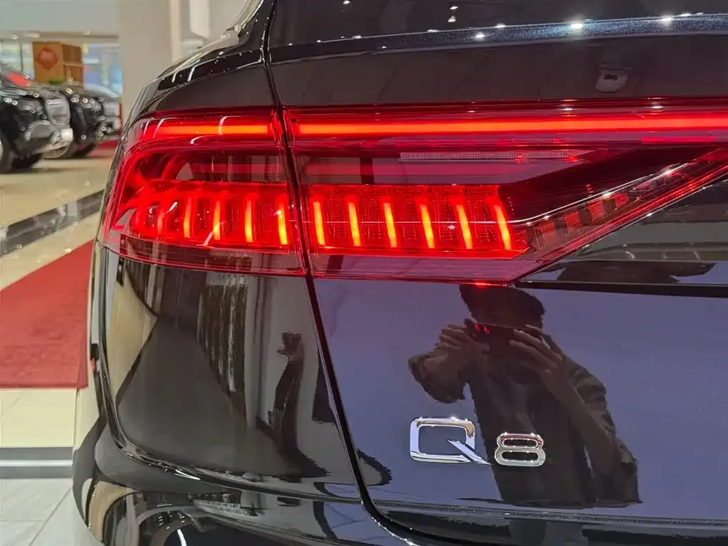 Audi Q8 — фото 6