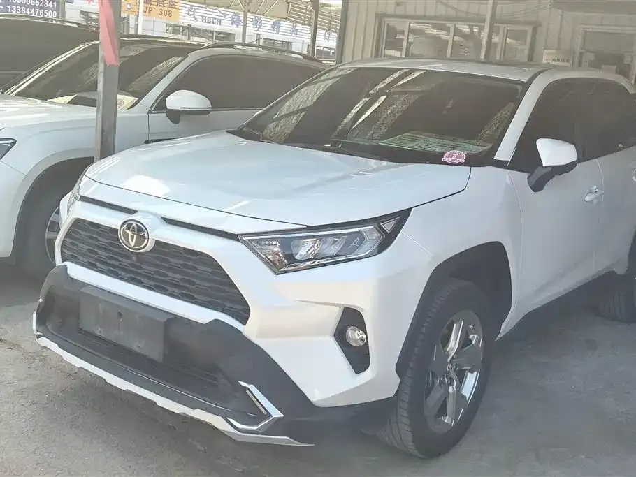 Toyota RAV4 — фото 1