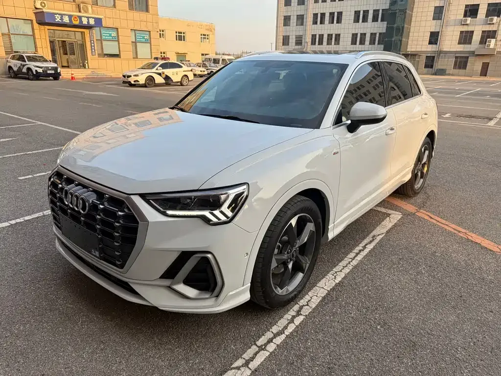 Audi Q3 — фото 1