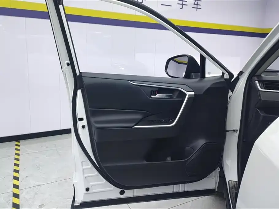 Toyota RAV4 — фото 7