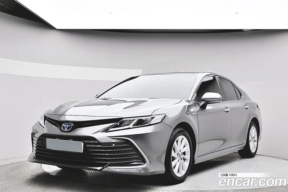 Toyota Camry — фото 1