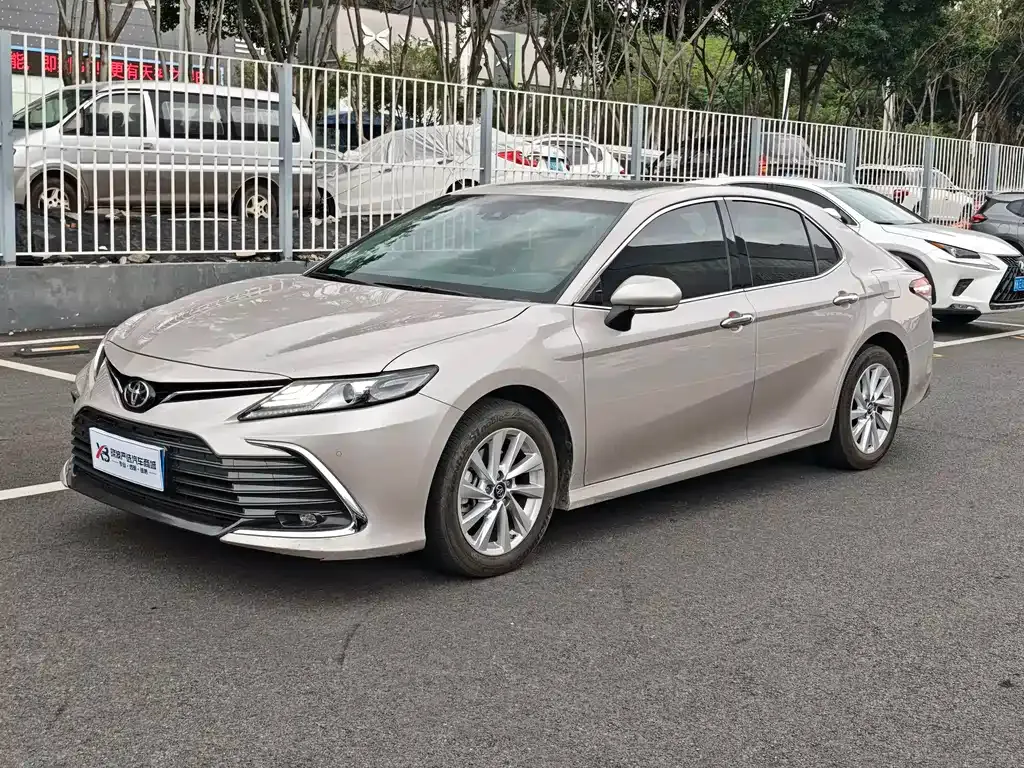 Toyota Camry — фото 1