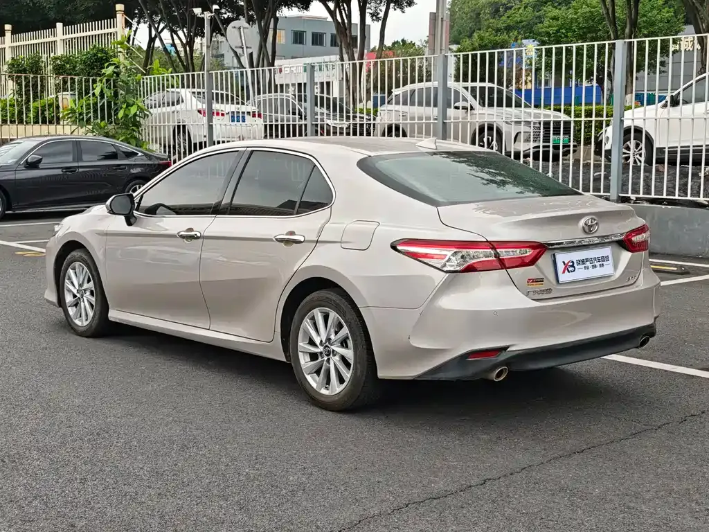 Toyota Camry — фото 9