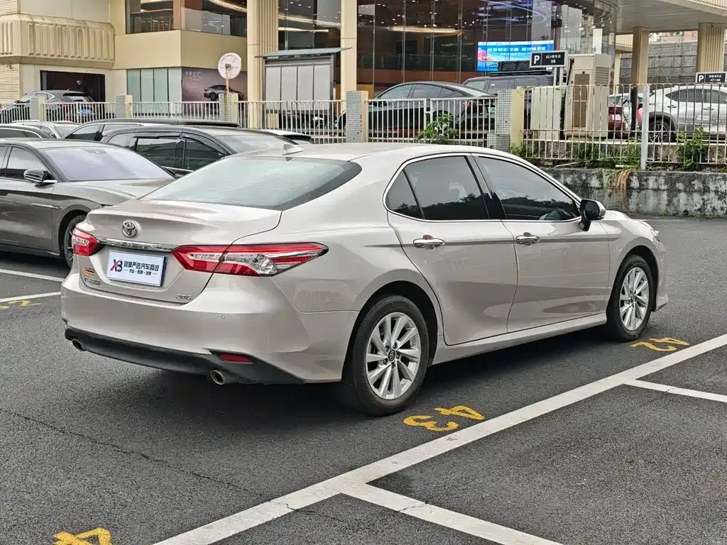 Toyota Camry — фото 7