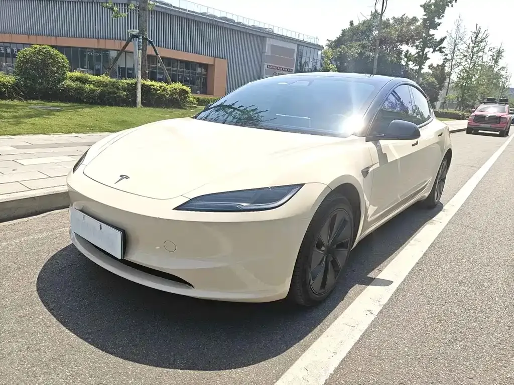 Tesla Model 3 — фото 1