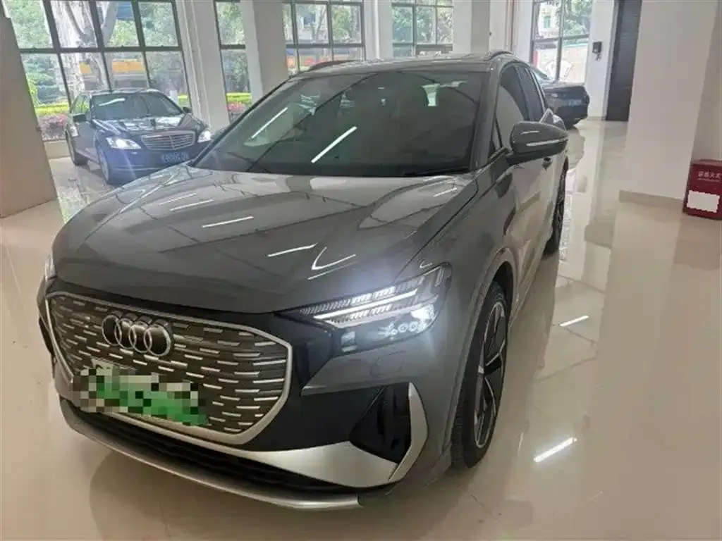 Audi Q4 e-tron — фото 1