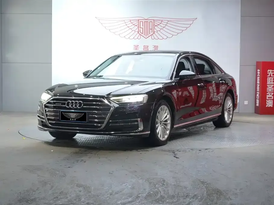 Audi A8 — фото 1