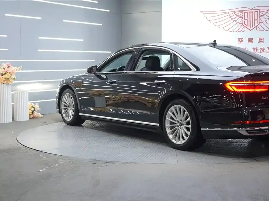 Audi A8 — фото 7