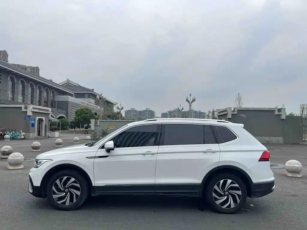 Volkswagen Tiguan L — фото 9