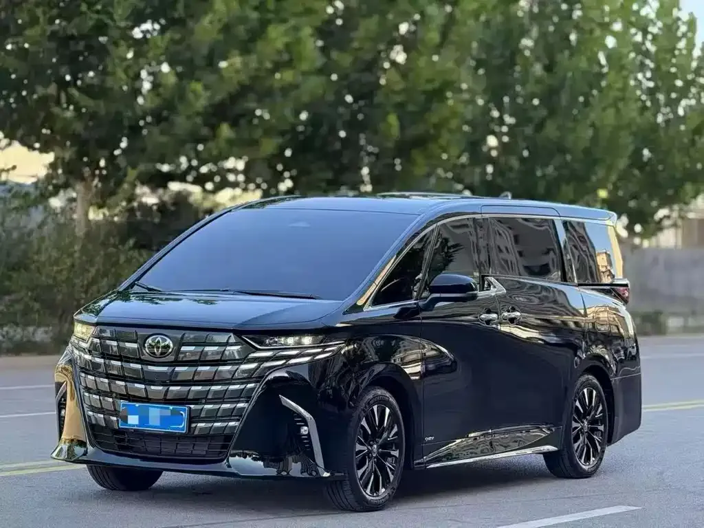 Toyota Alphard — фото 1