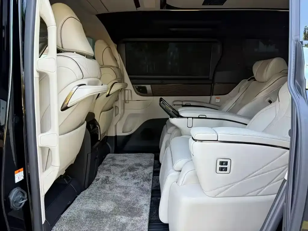 Toyota Alphard — фото 8