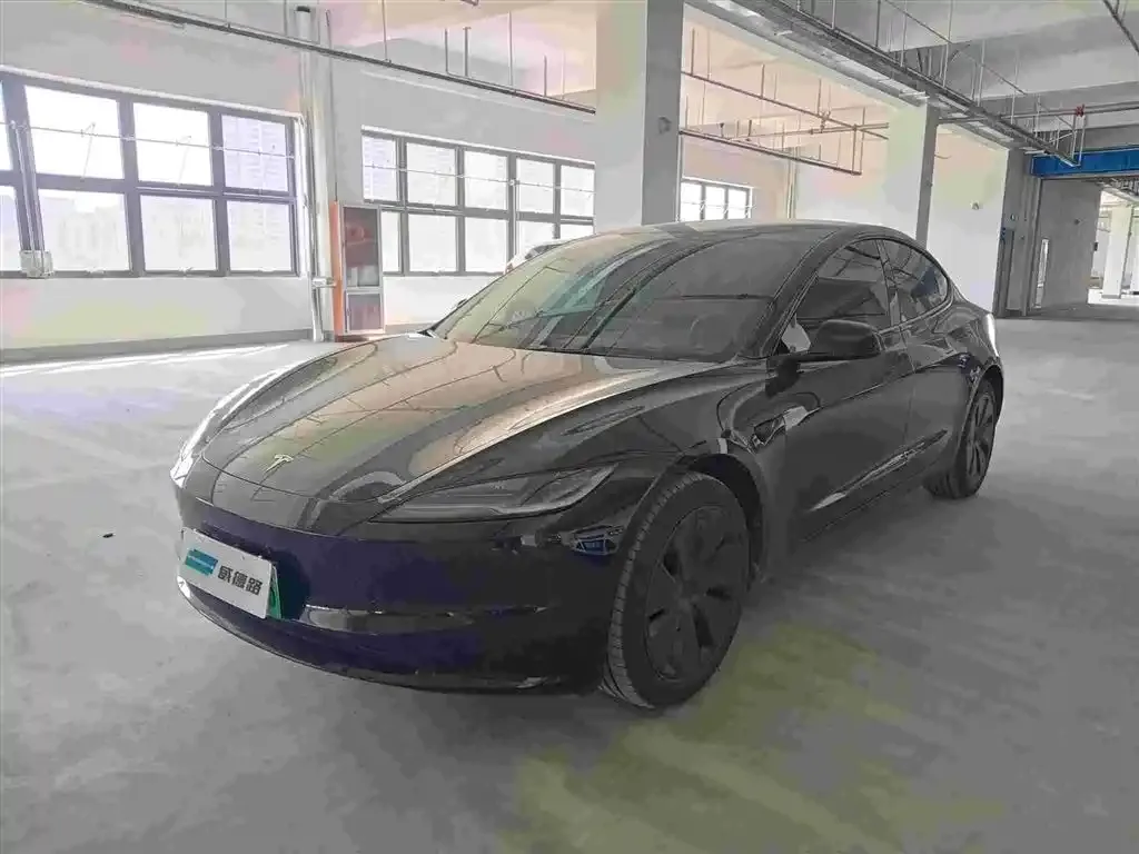 Tesla Model 3 — фото 1