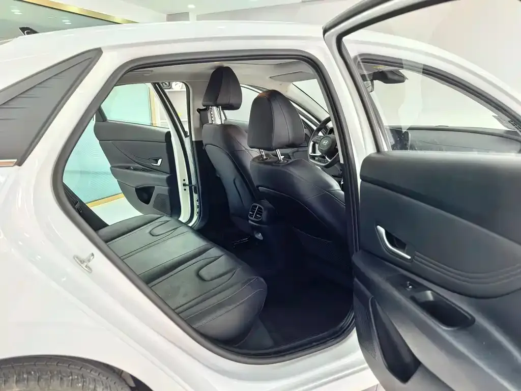 Hyundai Elantra — фото 2