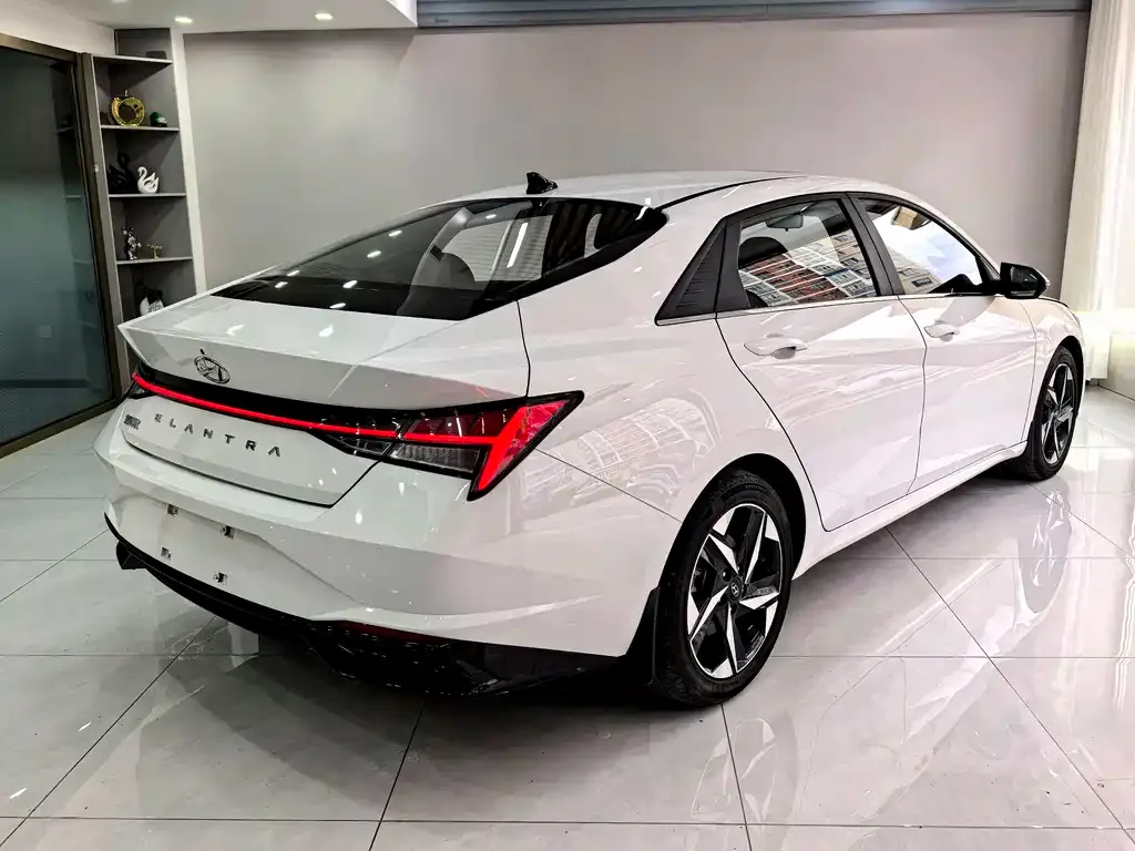 Hyundai Elantra — фото 5