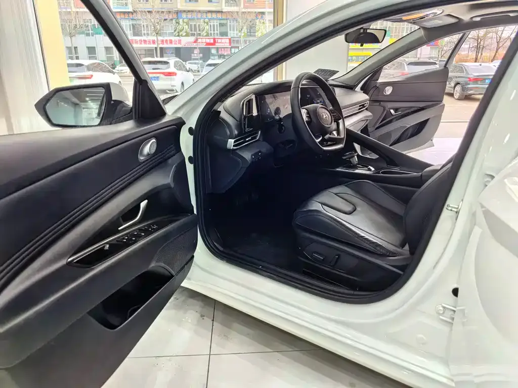 Hyundai Elantra — фото 10